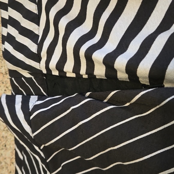 The Limited Black and White Roman-Striped Skirt 2 side Pockets Women size M - Picture 9 of 11